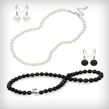 Freshwater-pearl-necklace-and-earrings-set-med